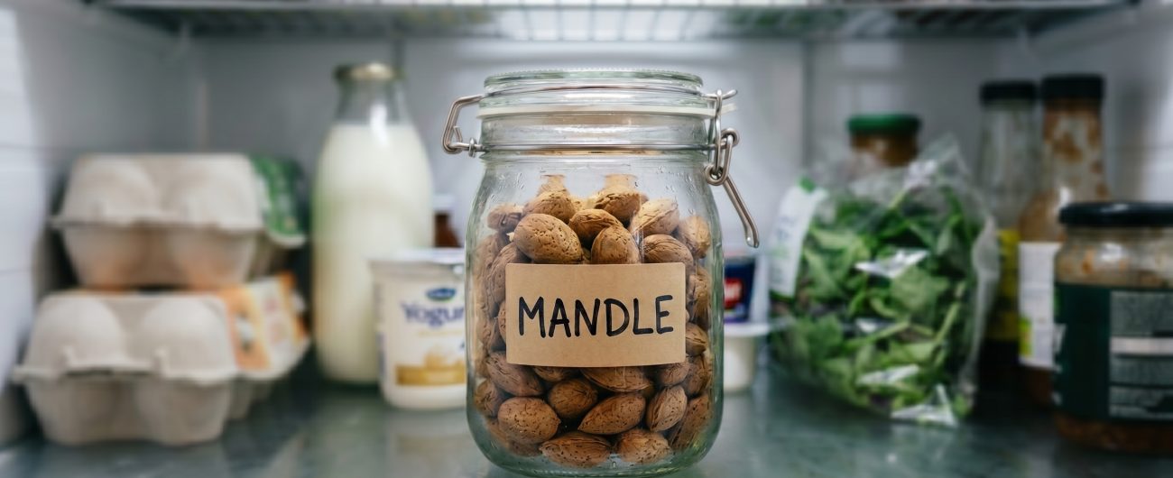vyměň_nápis__ALMONDS__za__MANDLE__202605142018 Sklenice mandlí v lednici